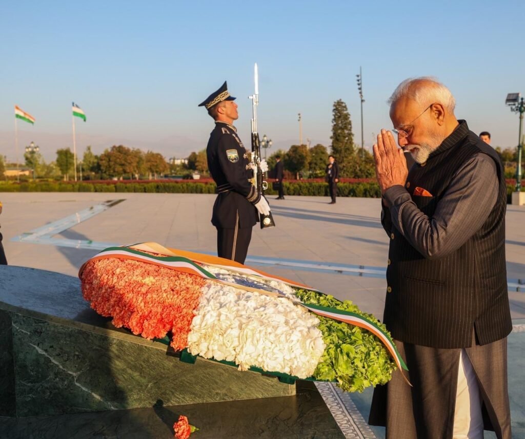 তাসখন্দের ইয়াঙ্গি উজবেকিস্তান পার্কে শ্রদ্ধাজ্ঞাপন প্রধানমন্ত্রী মোদীর