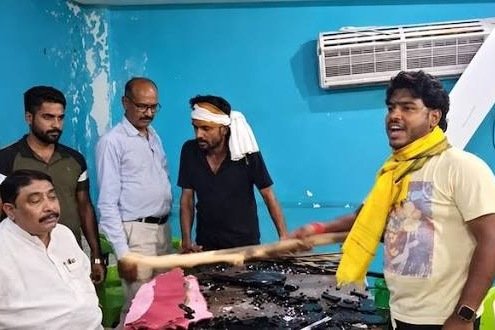 Anubrata Mondal: বীরভূমের সিউড়িতে তৃণমূল কার্যালয়ে আক্রান্ত একসময়ের দোর্দণ্ডপ্রতাপ নেতা অনুব্রত মণ্ডল