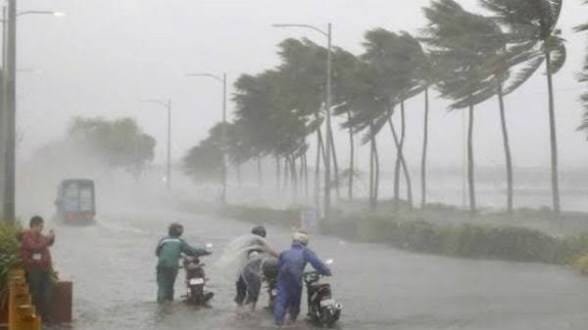Kolkata Weather: নিম্নচাপের জেরে কলকাতা সহ দক্ষিণবঙ্গে ভারী বৃষ্টির সতর্কতা