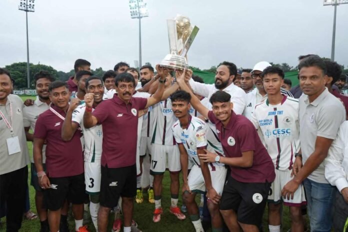 Mohun Bagan: কলকাতা লিগের ট্রফি হাতে মোহনবাগান