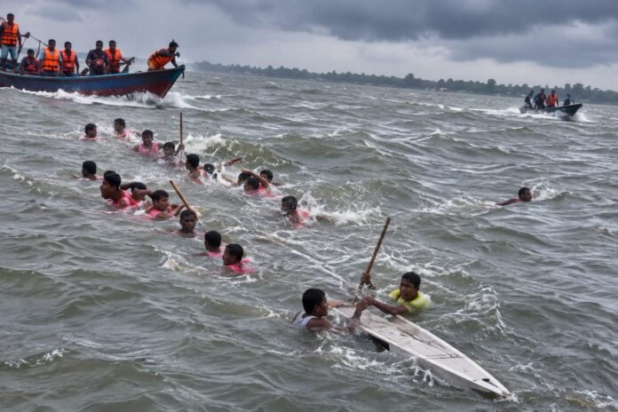 Bidyadhari Boat Accident: সন্দেশখালিতে বিদ্যাধরী নদীতে উল্টে যাওয়া নৌকা এবং উদ্ধারকাজ