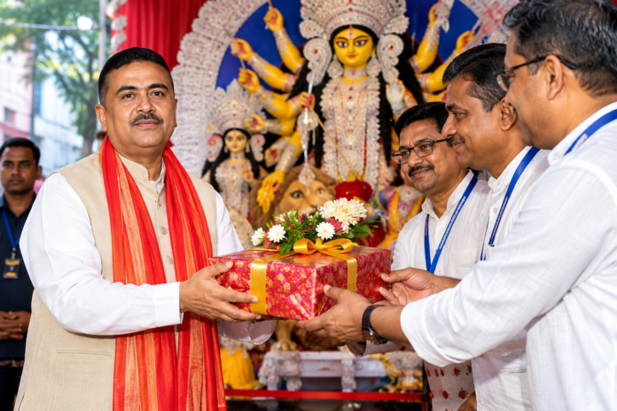 Durga Puja Anudan: অনুদান না নিয়ে মুখ্যমন্ত্রীকে ‘রিটার্ন গিফট’ পুজো ক্লাবগুলির