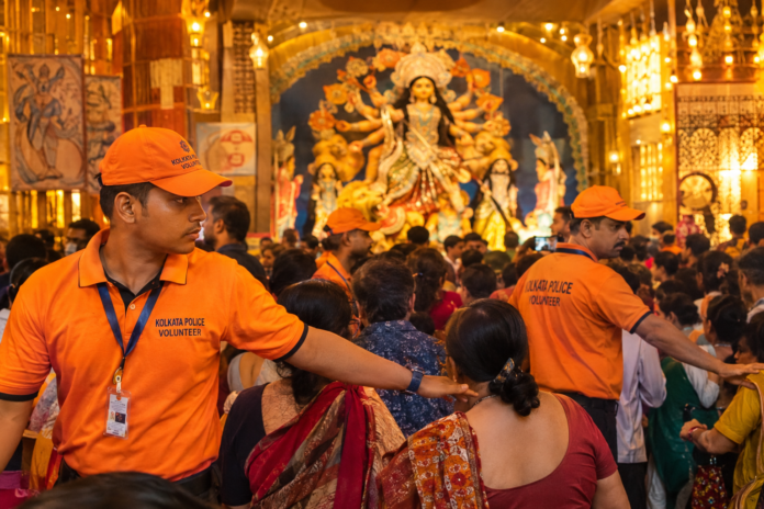 Kolkata Police Volunteers: দুর্গাপুজোয় কমলা পোশাকে কলকাতা পুলিশের স্বেচ্ছাসেবকরা