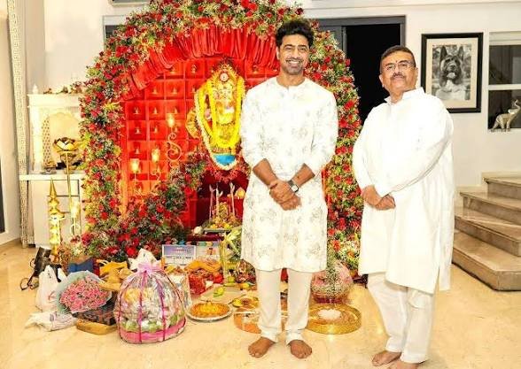 Dev Ganesh Puja: দেবের বাড়ির গণেশ পুজোয় তারকা সমাবেশ
