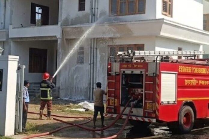 BJP MLA son fire brigade: গুজরাতে দমকলের গাড়ি দিয়ে বাড়ি ধোওয়ানোর প্রতীকী ছবি