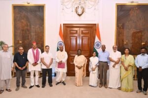 INDIA Bloc Meets President Murmu: রাষ্ট্রপতি ভবন থেকে বেরিয়ে সাংবাদিকদের মুখোমুখি হয়ে বৈঠকের বিস্তারিত তথ্য জানাচ্ছেন মমতা বন্দ্যোপাধ্যায় এবং রাহুল গান্ধী