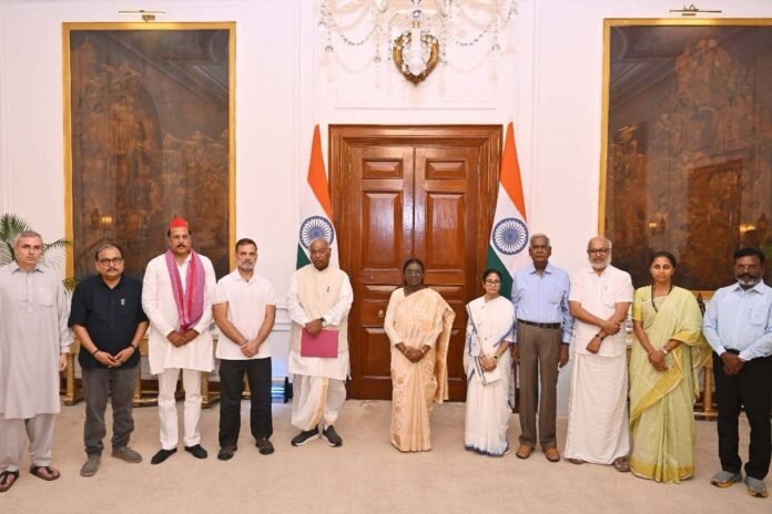 INDIA Bloc Meets President Murmu: রাষ্ট্রপতি ভবন থেকে বেরিয়ে সাংবাদিকদের মুখোমুখি হয়ে বৈঠকের বিস্তারিত তথ্য জানাচ্ছেন মমতা বন্দ্যোপাধ্যায় এবং রাহুল গান্ধী
