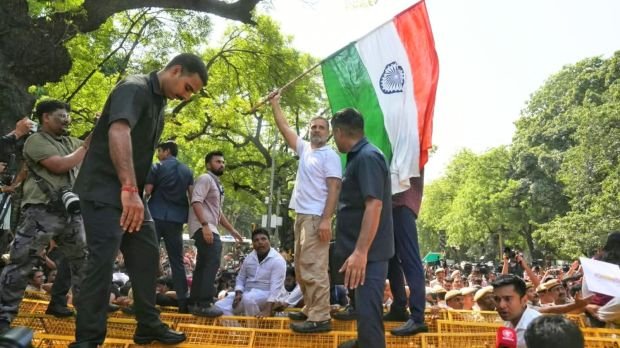 Rahul Gandhi EC Protest: নির্বাচন কমিশনের বিরুদ্ধে মিছিল শেষে আটক হওয়ার মুহূর্তে আকাশবাণী ভবনে ঢুকে অবস্থান বিক্ষোভে বসলেন রাহুল গান্ধী ও প্রিয়াঙ্কা গান্ধী