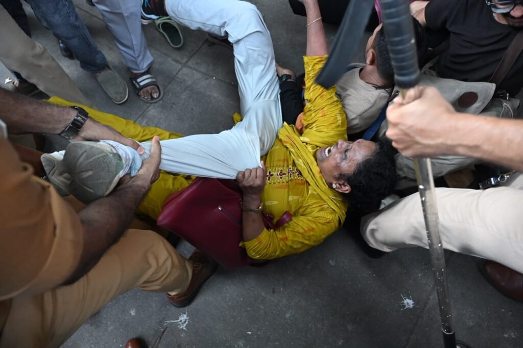 মুম্বইয়ের অগাস্ট ক্রান্তি ময়দানে বিক্ষোভকারীদের সঙ্গে পুলিশের সংঘর্ষ