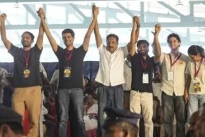 Anti SIR Protest Bengaluru: বেঙ্গালুরুর ফ্রিডম পার্কে এসআইআর প্রক্রিয়ার বিরুদ্ধে আয়োজিত গণ-আদালতের মঞ্চে বক্তব্য রাখছেন ধ্রুব রাঠী ও প্রকাশ রাজ