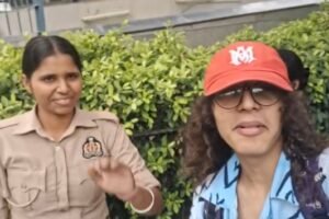 Delhi Police Woman Shares Food: দিল্লির কনট প্লেসে আন্দোলনকারীর সঙ্গে মহিলা পুলিশকর্মীর খাবার ভাগ করে নেওয়ার ছবি
