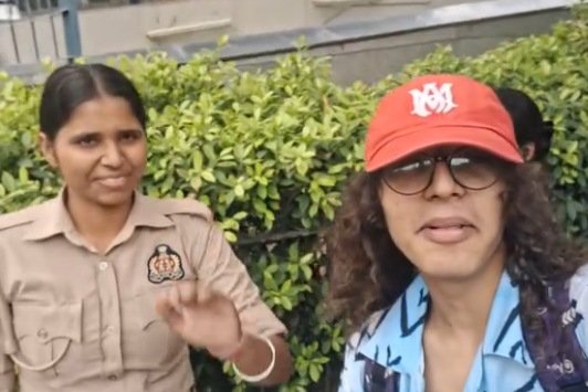 Delhi Police Woman Shares Food: দিল্লির কনট প্লেসে আন্দোলনকারীর সঙ্গে মহিলা পুলিশকর্মীর খাবার ভাগ করে নেওয়ার ছবি