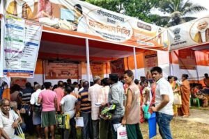 Annapurna Yojana Camp: সরকারি জনকল্যাণ শিবিরে অন্নপূর্ণা যোজনার ফর্ম সংগ্রহ করছেন সাধারণ মানুষ এবং সরকারি আধিকারিকরা