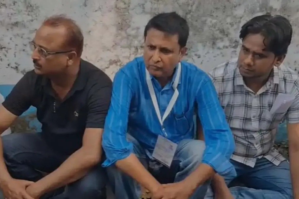 Rejinagar: রেজিনগর থানার সামনে অবস্থান কংগ্রেস প্রার্থীর